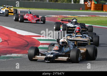 Scarperia, Italien - 12. Oktober 2024: Pfeile A1b des Jahres 1979 ex Riccardo Patrese fahren von unbekannt in Aktion während der Übungssitzung in Mugello Circui Stockfoto