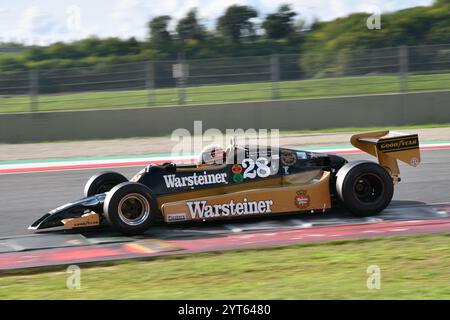 Scarperia, Italien - 12. Oktober 2024: Pfeile A1b des Jahres 1979 ex Riccardo Patrese fahren von unbekannt in Aktion während der Übungssitzung in Mugello Circui Stockfoto