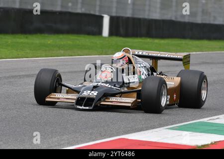 Scarperia, Italien - 12. Oktober 2024: Pfeile A1b des Jahres 1979 ex Riccardo Patrese fahren von unbekannt in Aktion während der Übungssitzung in Mugello Circui Stockfoto