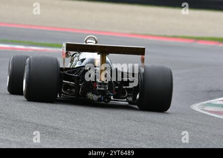 Scarperia, Italien - 12. Oktober 2024: Pfeile A1b des Jahres 1979 ex Riccardo Patrese fahren von unbekannt in Aktion während der Übungssitzung in Mugello Circui Stockfoto