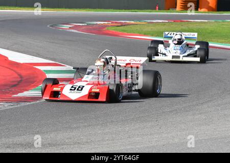 Scarperia, Italien - 12. Oktober 2024: Surtees TS9B aus dem Jahr 1971 fahren während des Trainings auf dem Mugello Circuit durch unbekannt. Stockfoto