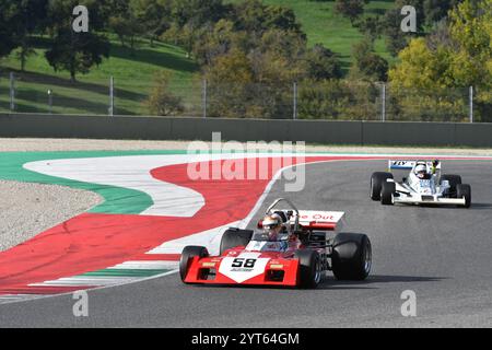 Scarperia, Italien - 12. Oktober 2024: Surtees TS9B aus dem Jahr 1971 fahren während des Trainings auf dem Mugello Circuit durch unbekannt. Stockfoto