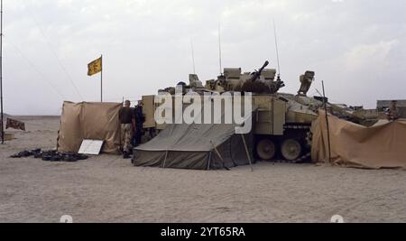 1. Golfkrieg: 15. März 1991 die Flagge des 5. Infanterie-Bataillons der Royal Scottish Defence Force fliegt über einem Zelt auf der Rückseite eines britischen Armeekämpfers FV510 IFV (Infanterie Fighting Vehicle) in der Wüste nördlich von Kuwait City. Die Soldaten der Scots Guards des 1. Bataillons bereiten sich auf den Abzug aus Kuwait vor. Stockfoto