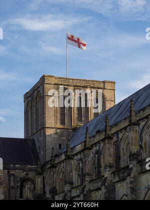 Flaggenfliegen, Bell Tower, Winchester Cathedral, Winchester, England, GROSSBRITANNIEN, GB. Stockfoto