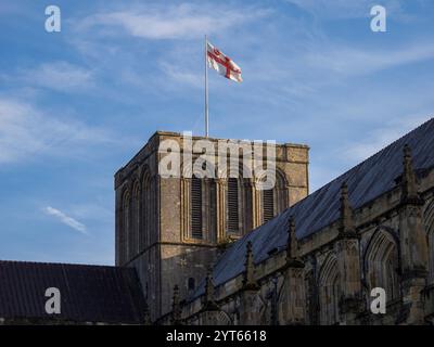 Flaggenfliegen, Bell Tower, Winchester Cathedral, Winchester, England, GROSSBRITANNIEN, GB. Stockfoto