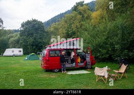 Kleiner roter VW Camper auf dem Campingplatz in Heidelberg Stockfoto