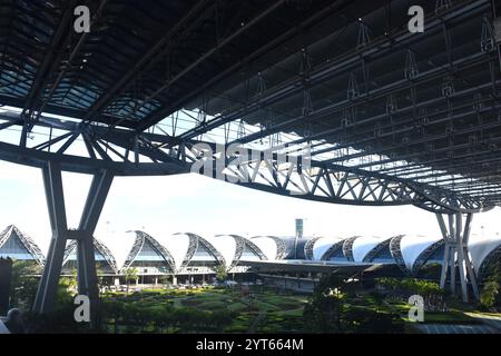 Bangkok Thailand 29. November 2024 : Garten und Gebäude außerhalb des Flughafens Suvarnabhumi Stockfoto