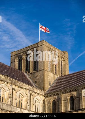 Flaggenfliegen, Bell Tower, Winchester Cathedral, Winchester, England, GROSSBRITANNIEN, GB. Stockfoto