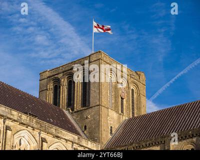 Flaggenfliegen, Bell Tower, Winchester Cathedral, Winchester, England, GROSSBRITANNIEN, GB. Stockfoto