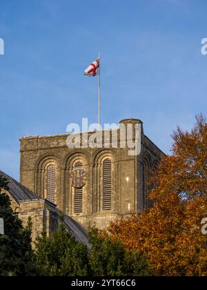 Flaggenfliegen, Bell Tower, Winchester Cathedral, Winchester, England, GROSSBRITANNIEN, GB. Stockfoto