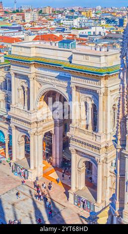 MAILAND, ITALIEN - 8. APRIL 2022: Triumphbogen, Haupteingang zur Galleria Vittorio Emanuele II mit den Dächern des Mailänder Stadtzentrums in Th Stockfoto