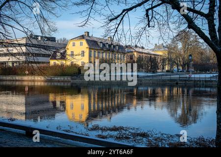 Motala Stream und Norrköping Waterfront am Refvens grund Anfang Dezember 2024. Norrköping ist eine historische Industriestadt in Schweden. Stockfoto