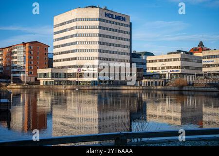 Motala Stream und Norrköping Waterfront am Refvens grund Anfang Dezember 2024. Norrköping ist eine historische Industriestadt in Schweden. Stockfoto