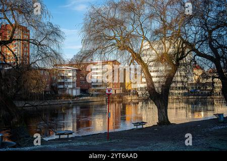 Motala Stream und Norrköping Waterfront am Refvens grund Anfang Dezember 2024. Norrköping ist eine historische Industriestadt in Schweden. Stockfoto