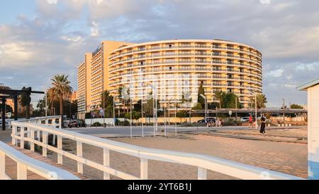 Vilamoura, Quarteira, Portugal - 23. Oktober 2024: Blick auf das Hotel Vila Gale Ampalius und seine Umgebung am Meer an einem Herbsttag Stockfoto