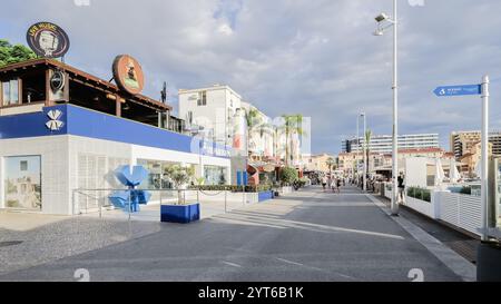 Vilamoura, Quarteira, Portugal - 23. Oktober 2024: Straßenatmosphäre und Architektur im Hafen an einem Herbsttag, an dem Menschen herumlaufen Stockfoto