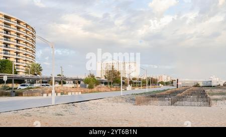 Vilamoura, Quarteira, Portugal - 23. Oktober 2024: Blick auf das Hotel Vila Gale Ampalius und seine Umgebung am Meer an einem Herbsttag Stockfoto