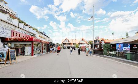 Vilamoura, Quarteira, Portugal - 23. Oktober 2024: Straßenatmosphäre und Architektur im Hafen an einem Herbsttag, an dem Menschen herumlaufen Stockfoto