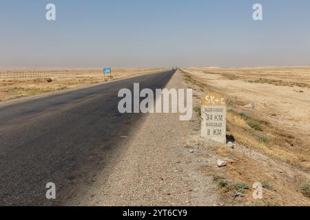 Provinz Balkh, Afghanistan - 27. August 2024: Autobahn von Taschkurghan nach Mazar-e-Sharif, Afghanistan. Betonschild am Straßenrand. Stockfoto