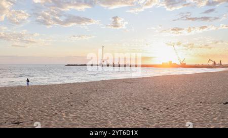 Vilamoura Marina Beach, Portugal bei Sonnenuntergang an einem Herbstabend Stockfoto