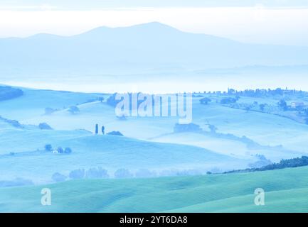 Nebeliger Morgen im Val D'orcia, Toskana, Italien Stockfoto