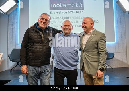 Prag, Tschechische Republik. Dezember 2024. Veröffentlichung des Buches Millionen von Momenten über die Geschichte des Foto-Newsrooms der Tschechischen Presseagentur (CTK) in einer ganztägigen Veranstaltung anlässlich des 100. Jahrestages des Starts des CTK-Fotodienstes im PressCentrum CTK, Opletalova Straße, in Prag, Tschechische Republik, 5. Dezember, 2024. auf dem Foto von links: ehemalige Generaldirektoren der tschechischen Nachrichtenagentur Jiri Majstr, Milan Stibral und Jaroslav Kabele, derzeitiger Generaldirektor. Quelle: Patrik Uhlir/CTK Photo/Alamy Live News Stockfoto