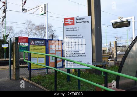 Zahlreiche Passagierinformationsschilder im Rugeley Trent Valley Stockfoto