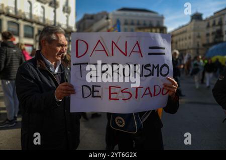 Madrid, Spanien. Dezember 2024. Während einer Demonstration, die von rechtsextremen Aktivisten in Puerta del Sol organisiert wurde und einen Tag der Nichtverfassung forderte. Heute, am 6. Dezember, begeht Spanien den 46. Jahrestag der spanischen Verfassung. Quelle: D. Canales Carvajal/Alamy Live News Stockfoto