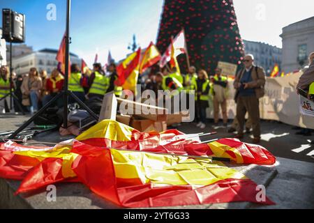 Madrid, Spanien. Dezember 2024. Während einer Demonstration, die von rechtsextremen Aktivisten in Puerta del Sol organisiert wurde und einen Tag der Nichtverfassung forderte. Heute, am 6. Dezember, begeht Spanien den 46. Jahrestag der spanischen Verfassung. Quelle: D. Canales Carvajal/Alamy Live News Stockfoto