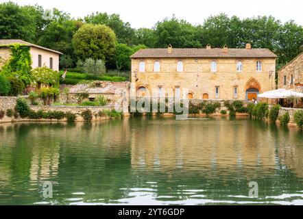 Blick auf das mittelalterliche Bad oder den „Platz der Quellen“ in Bagno Vignoni, Val d'Orcia, Toskana, Italien Stockfoto