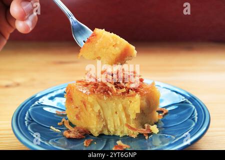 Köstliches, beliebtes thailändisches Dessert namens Khanom Mo Kaeng Tua, ein stärkehaltiger Pudding mit Mung-Bohnen, garniert mit knusprig gebratenen Schalotten Stockfoto