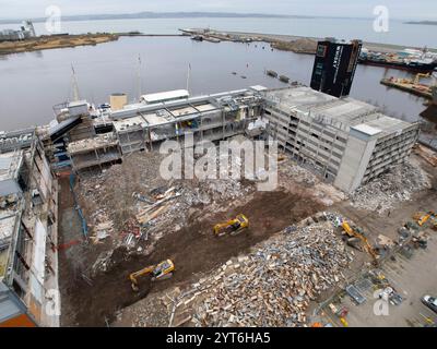 Luftaufnahme des Abbruchs eines mehrstöckigen Parkplatzes am Ocean Terminal in Leith, Edinburgh, Schottland, Großbritannien Stockfoto