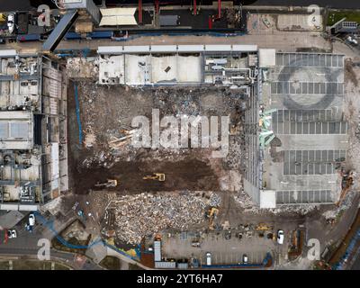 Luftaufnahme des Abbruchs eines mehrstöckigen Parkplatzes am Ocean Terminal in Leith, Edinburgh, Schottland, Großbritannien Stockfoto