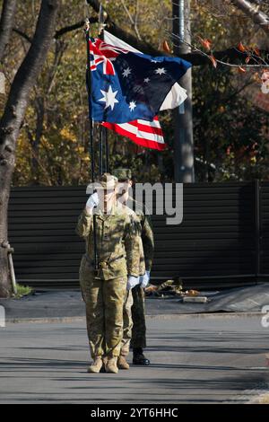 Tokio, Japan. Dezember 2024. Mitglied der australischen Armee, der Japan Ground Self-Defense Force und der US Army halten die Nationalflagge während der Eröffnungszeremonie der gemeinsamen Kommandostelle Yama Sakura 87(YS-87) im Camp Asaka in Tokio, Japan am Freitag, den 6. Dezember 2024. Foto: Keizo Mori/UPI Credit: UPI/Alamy Live News Stockfoto