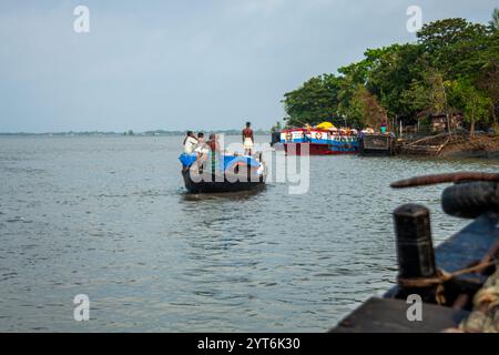 Angelboote/Fischerboote richten Sie ihre Garnelen Larven (BRJ) Netze in Shibsha Fluss, Bangladesch. Stockfoto