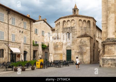 Blick in Richtung des Baptisteriums Ascoli Piceno (Il battistero di San Giovanni di Ascoli Piceno), auch bekannt als Baptisterium des Heiligen Johannes, Ascoli Piceno, Stockfoto