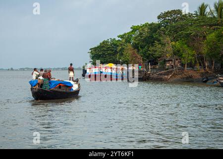 Angelboote/Fischerboote richten Sie ihre Garnelen Larven (BRJ) Netze in Shibsha Fluss, Bangladesch. Stockfoto