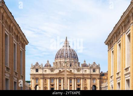 Blick auf die päpstliche Basilika St. Peter im Vatikan (Basilika Papale di San Pietro im Vaticano) oder einfach nur den Petersdom, Rom, Ita Stockfoto