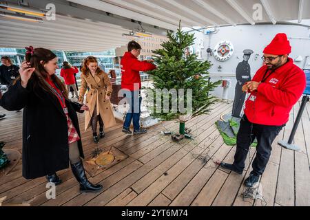 London, Großbritannien. Dezember 2024. Der Baum ist auf dem Vierteldeck dekoriert - die aktuelle Crew und die Freiwilligen an Bord der HMS Belfast beginnen eine neue jährliche festliche Tradition, einen Weihnachtsbaum vom Borough Market zurückzubringen, um das Vierteldeck im Geiste zu dekorieren, wie die Besatzung der HMS Belfast 1943 Weihnachten während der arktischen Konvois gefeiert hätte. Guy Bell/Alamy Live News Stockfoto