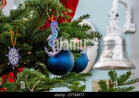 London, Großbritannien. Dezember 2024. Der Baum ist auf dem Vierteldeck dekoriert - die aktuelle Crew und die Freiwilligen an Bord der HMS Belfast beginnen eine neue jährliche festliche Tradition, einen Weihnachtsbaum vom Borough Market zurückzubringen, um das Vierteldeck im Geiste zu dekorieren, wie die Besatzung der HMS Belfast 1943 Weihnachten während der arktischen Konvois gefeiert hätte. Guy Bell/Alamy Live News Stockfoto