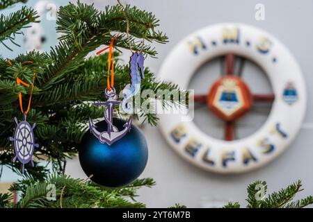 London, Großbritannien. Dezember 2024. Der Baum ist auf dem Vierteldeck dekoriert - die aktuelle Crew und die Freiwilligen an Bord der HMS Belfast beginnen eine neue jährliche festliche Tradition, einen Weihnachtsbaum vom Borough Market zurückzubringen, um das Vierteldeck im Geiste zu dekorieren, wie die Besatzung der HMS Belfast 1943 Weihnachten während der arktischen Konvois gefeiert hätte. Guy Bell/Alamy Live News Stockfoto