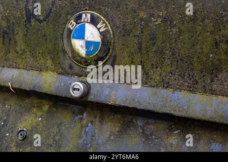 Ein verrottetes und verrostetes Logo des Automobilherstellers BMW. Die Bayerische Motoren Werke Aktiengesellschaft BMW ist ein börsennotierter Automobil- und Motorradhersteller mit Sitz in München, der auch als BMW Group auftritt. BMW *** Ein verrostetes Logo des Automobilherstellers BMW Bayerische Motoren Werke Aktiengesellschaft BMW ist ein börsennotierter Automobil- und Motorradhersteller mit Sitz in München, der auch als BMW Group BMW firmiert Stockfoto