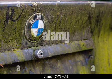 Ein verrottetes und verrostetes Logo des Automobilherstellers BMW. Die Bayerische Motoren Werke Aktiengesellschaft BMW ist ein börsennotierter Automobil- und Motorradhersteller mit Sitz in München, der auch als BMW Group auftritt. BMW *** Ein verrostetes Logo des Automobilherstellers BMW Bayerische Motoren Werke Aktiengesellschaft BMW ist ein börsennotierter Automobil- und Motorradhersteller mit Sitz in München, der auch als BMW Group BMW firmiert Stockfoto