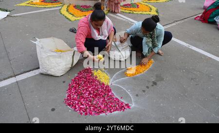 Indien, Gujarat, Ahmedabad, Pongal Festival, Blumenschmuck. Stockfoto