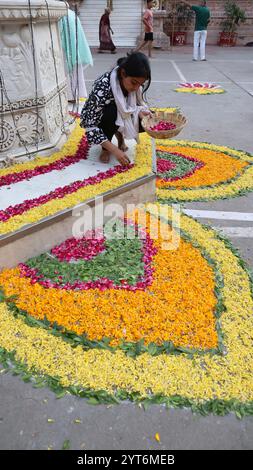 Indien, Gujarat, Ahmedabad, Pongal Festival, Blumenschmuck. Stockfoto