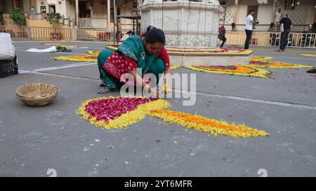 Indien, Gujarat, Ahmedabad, Pongal Festival, Blumenschmuck. Stockfoto