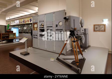 Technisches Museum Wien, Österreich. Philips Fernsehtesteinrichtung, Fernsehsystem SBR 101/01 1950 und Fernsehkamera Stockfoto