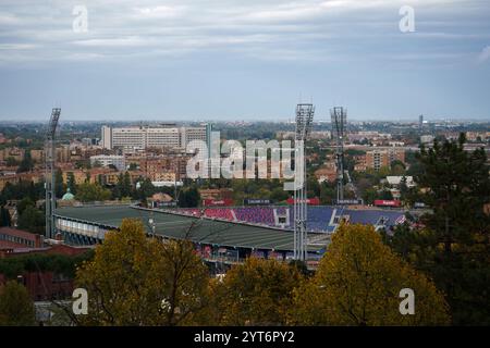 Bologna, Italien. Oktober 2024: Renato Dall'Ara Stadion und die Skyline von Bologna Stockfoto