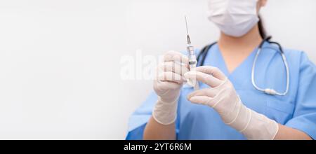 Die Krankenschwester zieht Arzneimittel aus einer Ampulle in eine Spritze. Stockfoto