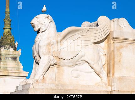 Mit Marmor geflügelter Löwe, Teil des Vittoriano-Denkmals (auch Monumento Nazionale a Vittorio Emanuele II, Altare della Patria oder Altar der Vaterla) Stockfoto